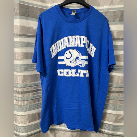 Gildan Other - Indianapolis Colts T-Shirt